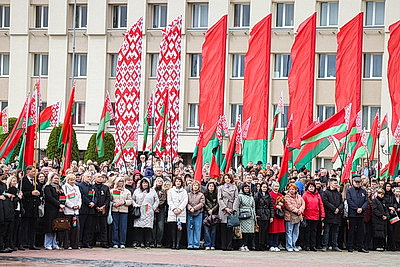 \"Герб, флаг и гимн вдохновляют на свершения\". Тысячи гродненцев объединились на торжественном митинге