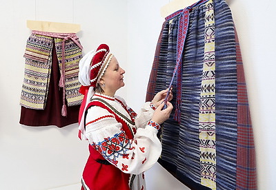 С точностью в деталях. В Витебске открылась выставка народного костюма от молодого дизайнера