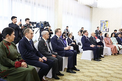 Президент Монголии вручил госнаграды гражданам Беларуси