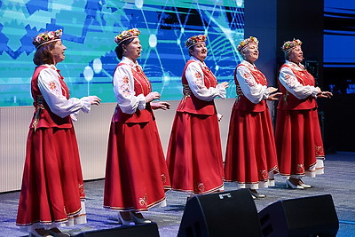 От традиций к современности. Около 300 участниц собрал в Минске форум \"Труд. Созидание. Будущее\"