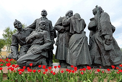 Сотни тысяч тюльпанов в преддверии Дня Победы расцвели в городах Беларуси