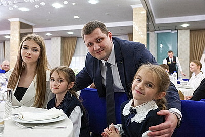 \"Спадчына бацькоў: ад кашулі да натхнення\": мероприятие ко Дню отца объединило семьи разных поколений