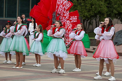 С огромной гордостью за достижения страны. Государственный флаг в 81 м пронесли по главной площади Гомеля