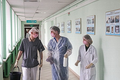 Студенты Могилевского медколледжа трудятся в составе студенческого отряда в областной клинической больнице