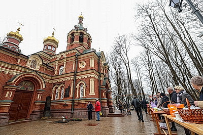 Православные верующие освящают пасхальную трапезу в храмах Беларуси