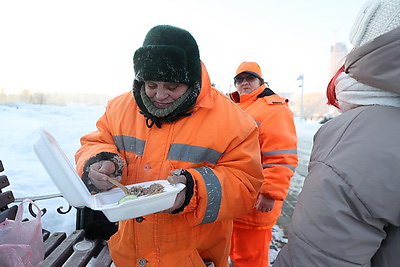 \"Согрей теплом\": горячее питание доставляют работникам ЖКХ, убирающим снег в Минске