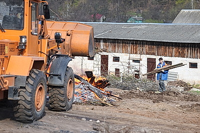 Молодой лес, обновленные улицы, цветники: Жировичи всем миром вышли на субботник
