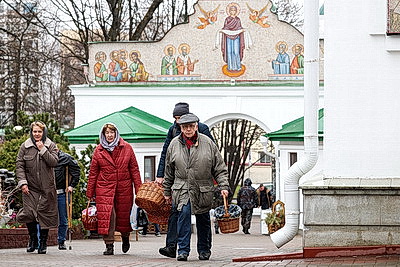 Православные верующие освящают пасхальную трапезу в храмах Беларуси