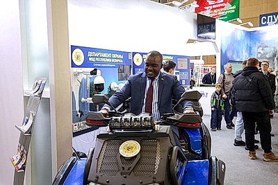 Парламентская делегация Зимбабве посетила ПВТ и ММВЦ