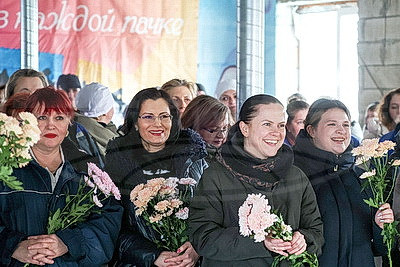 Настроение с доставкой к рабочему месту. В Могилеве идут концерты в цехах предприятий ко Дню женщин