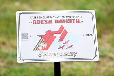 Участники \"Поезда Памяти\" высадили липы у патриотического центра в Брестской крепости