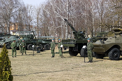 Сделать фото на фоне вертолета и в снаряжении парашютиста. Учащиеся Малоритского района побывали в 38-й бригаде