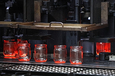 Как хрупкая женщина из Гродно держит под контролем стекловаренную печь