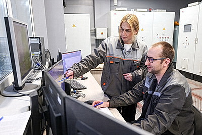 Как хрупкая женщина из Гродно держит под контролем стекловаренную печь