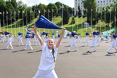 Флаг \"Славянского базара\" подняли возле Летнего амфитеатра