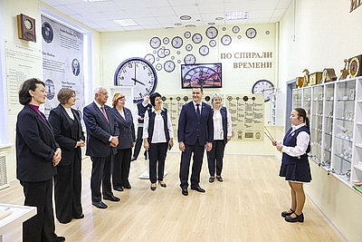 Часы делегата первого ВНС Мясниковича передали музею столичной школы