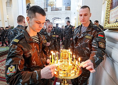 Хоругвь с ликом Александра Невского вручили отряду милиции особого назначения УВД Витебского облисполкома