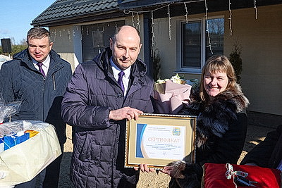 Мамина мечта исполнилась. Многодетной семье из Вилейского района подарили автомобиль