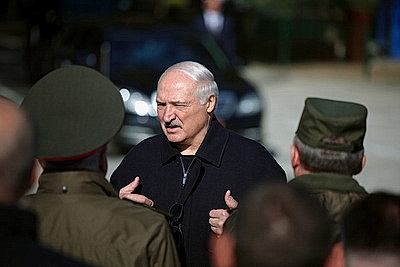 Лукашенко посетил Минский аэроклуб ДОСААФ