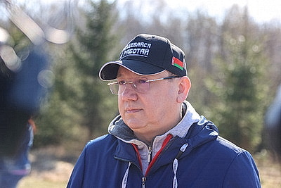 Республиканский субботник: коллектив Администрации Президента принял участие в благоустройстве мемориального комплекса и посадке леса