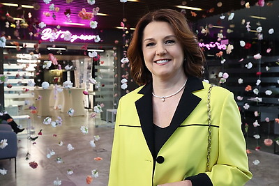 Белорусские льняные изделия, косметика, фарфор. Что показали зарубежным дамам на приеме накануне 8 Марта