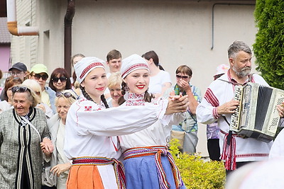 Зеленый наряд, песни и столы с угощениями: в Жабинковском районе провели обряд \"Вождение куста\"