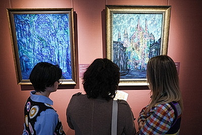 В НХМ состоялась перформанс-презентация коллекционных платков \"Все носят Царфина\"