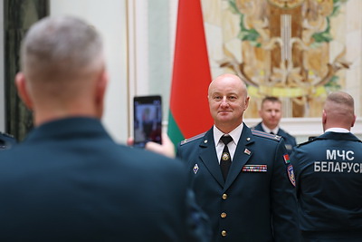 Со службы - в поля. Убиравшие урожай сотрудники МЧС посетили Дворец Независимости