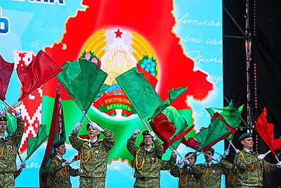 \"Герб, флаг и гимн вдохновляют на свершения\". Тысячи гродненцев объединились на торжественном митинге