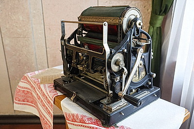Знамя 1939 года и редкие издания. В Минске представили возвращенные исторические ценности