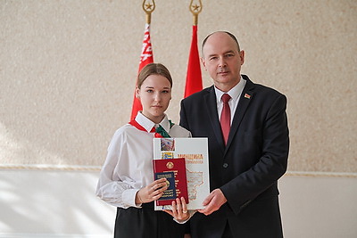 Паспорта лучшим учащимся из Минской области вручили в старейшей гимназии страны