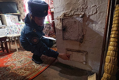 От неисправной печи до падения под лед. Спасатели рассказали про основные опасности зимнего периода