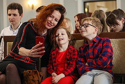 Победителей конкурса видеоблогеров \"Деньги имеют значение\" наградили в Нацбанке