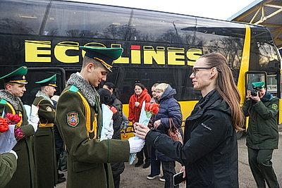 Плац-концерты, море цветов и теплых слов. В Бресте мужчины поздравили женщин