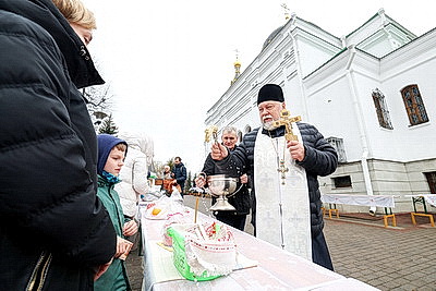 Православные верующие освящают пасхальную трапезу в храмах Беларуси
