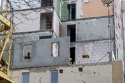Строители приступили к монтажу панелей в пострадавшей при взрыве газа десятиэтажке в Гомеле