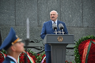 Лукашенко возложил венок к монументу Победы в Минске