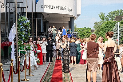 Торжественное вручение аттестатов выпускникам школ проходит в Беларуси