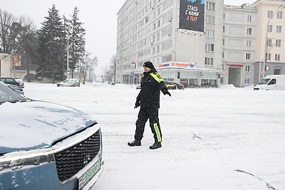 Увеличено количество экипажей, выведена крупногабаритная техника. Как работает ГАИ Минской области в условиях непогоды