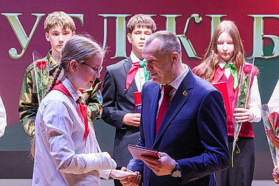 Шаг во взрослую жизнь: в Могилеве самым талантливым и творческим ребятам региона вручили первые паспорта