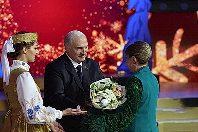 \"Мы все служим Отечеству\". Лукашенко отметил заслуги тех, кто двигает Беларусь вперед конкретными делами