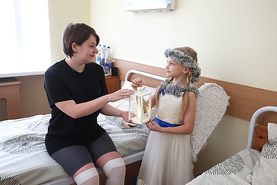 \"На Новый год получили самый важный подарок в жизни\". В Гродно поздравили женщин, родивших 1 января