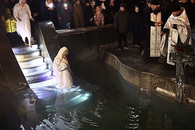 Православные верующие празднуют Крещение Господне