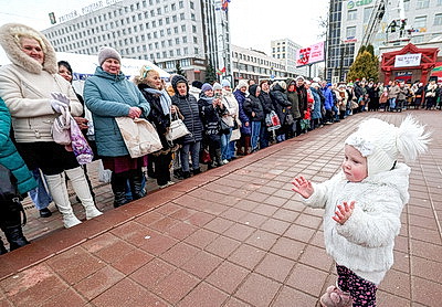 С танцами, цветами и с 30-метровой высоты. Спасатели в Витебске поздравили женщин с 8 Марта