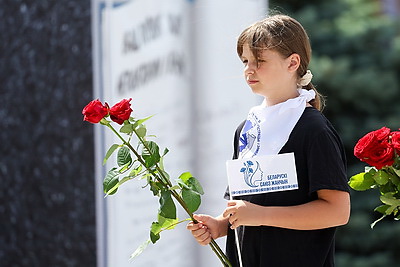 \"Дань памяти героям прошлого\". Народное возложение проходит в Минске
