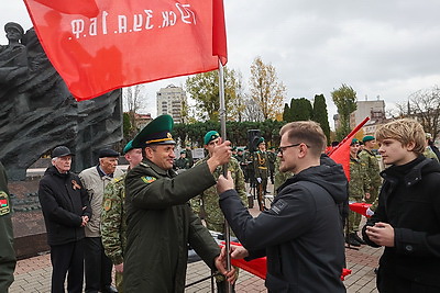 В Гродно школьникам передали капсулы памяти с землей погранзаставы \"Усово\" и копии знамени Победы