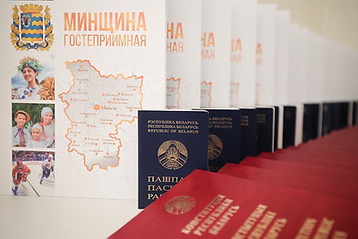 Паспорта лучшим учащимся из Минской области вручили в старейшей гимназии страны