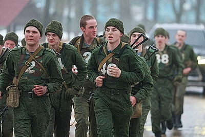 Марш-бросок и подтягивание. Десантники и гвардейцы сдают нормативы по физподготовке во время проверки ВС