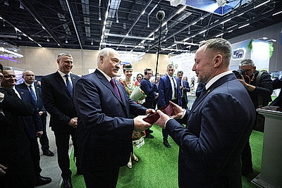 Лукашенко вручил символы Государственного знака качества