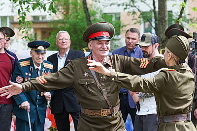 Ветераны Великой Отечественной войны принимают поздравления с 9 Мая